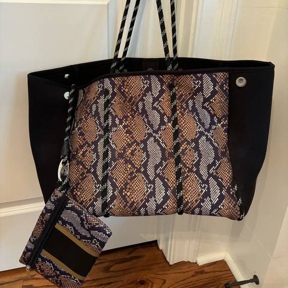 Excellent condition neoprene handbag with clutch/wallet. - Picture 4 of 6